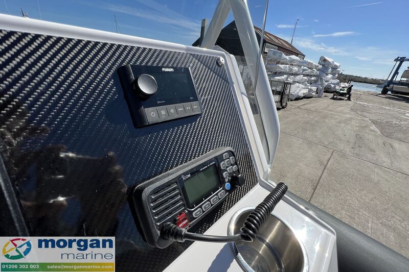 Highfield Sport 700 - VHF radio Highfield Sport 700 Hypalon