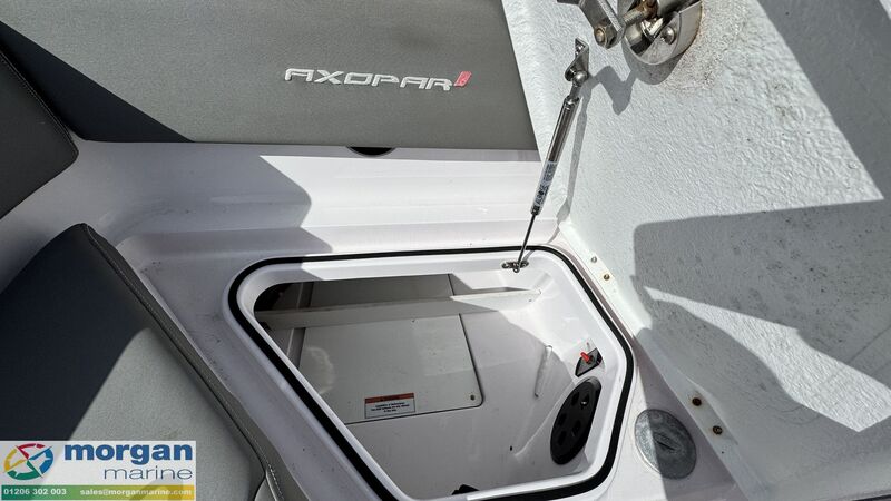  Axopar  28 Cabin