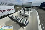 White-Shark-175-pilot-seats White Shark  175