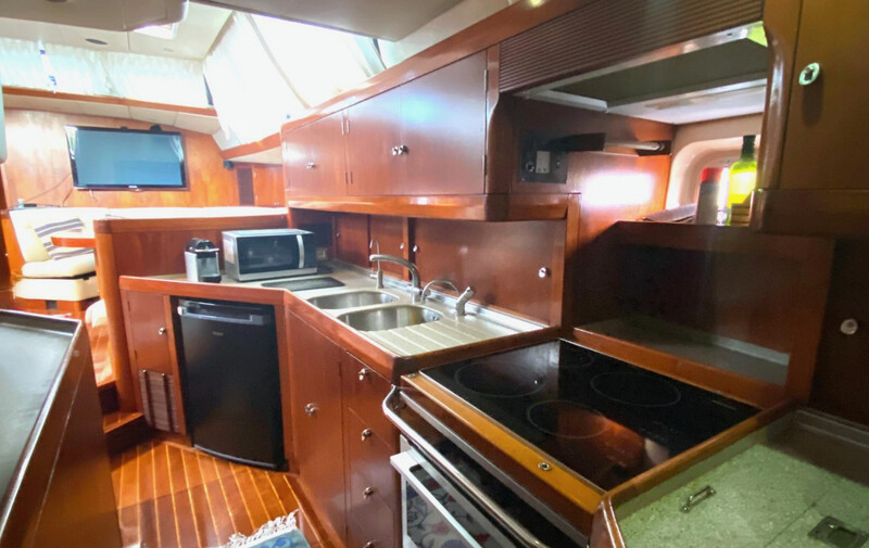  OYSTER 80 Deck Saloon