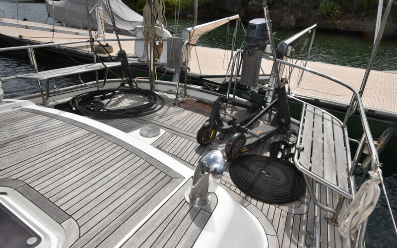  OYSTER 80 Deck Saloon