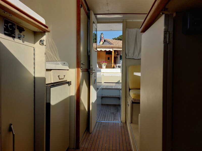 Bertram 31 Fbc dinette Bertram Yacht 31' Fbc