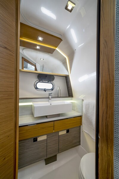 Tiara 43 LS bathroom Tiara Yachts 43LS