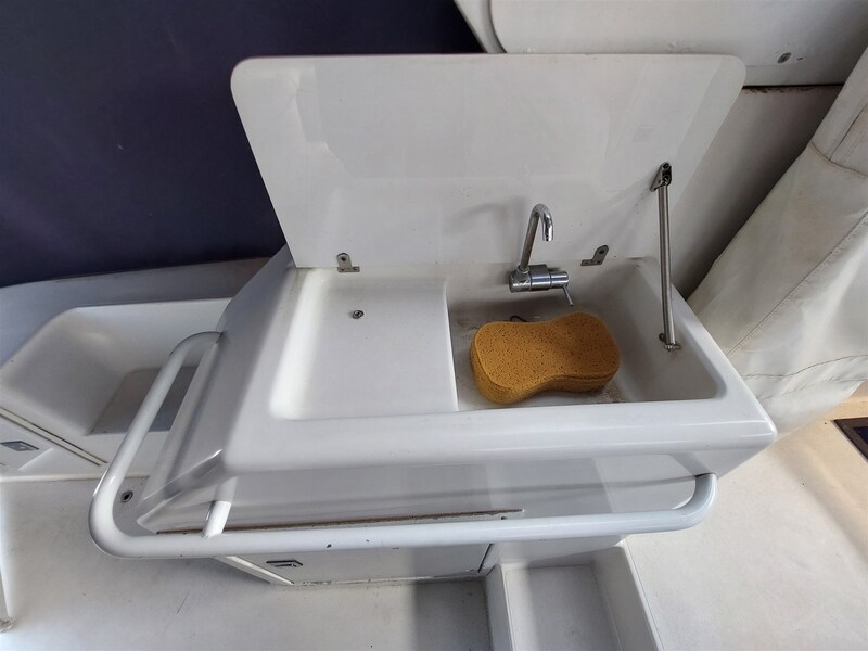 Trojan 370 express lavabo esterno Trojan Yacht 10,80