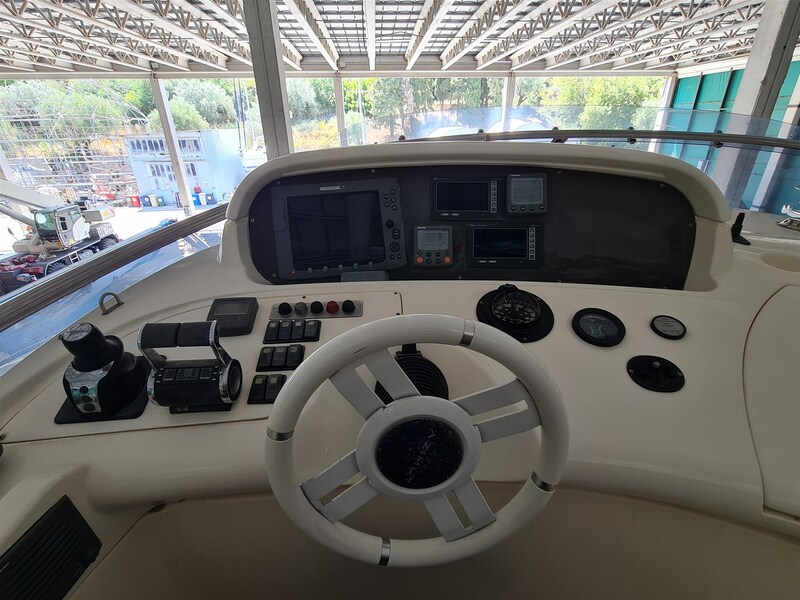 Azimut 68E Aries fly helm Azimut 68E