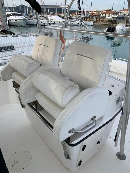 Boston 28 Outrage helm seats Boston Whaler OUTRAGE 28