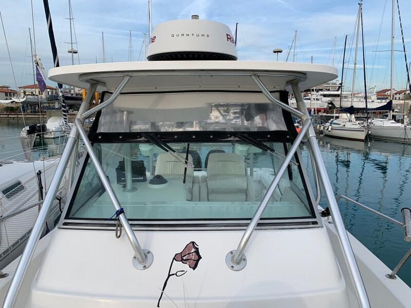 Boston 28 Outrage hard top detail Boston Whaler OUTRAGE 28