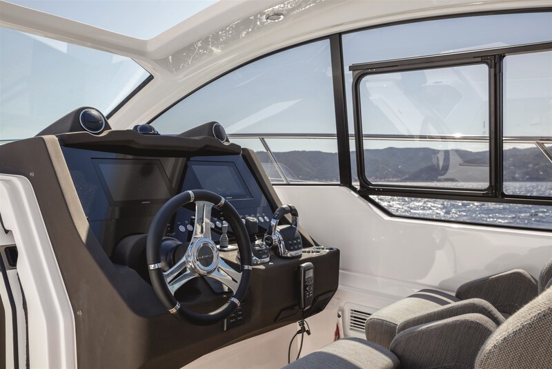 A45 Helmstation Azimut Atlantis 45