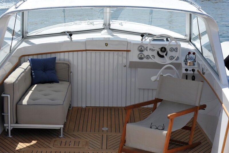 Bertram 25 MKII Hard Top cockpit dinette Bertram Yacht 25' HT