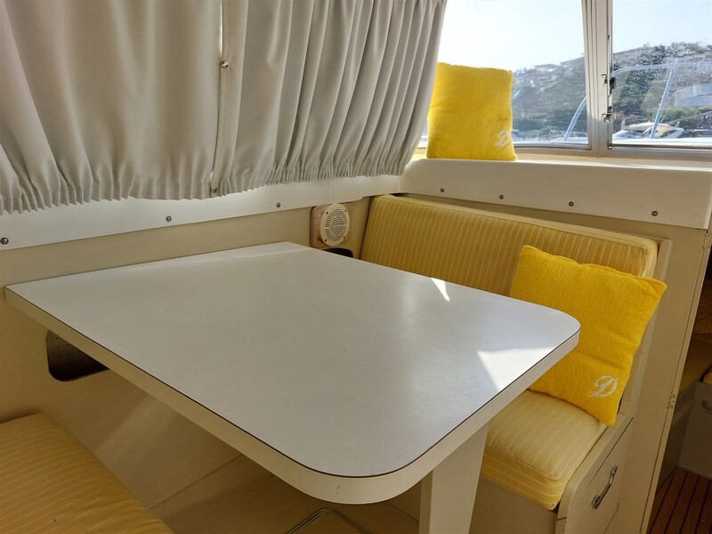 Bertram 31 Fbc dinette (1) Bertram Yacht 31' Fbc