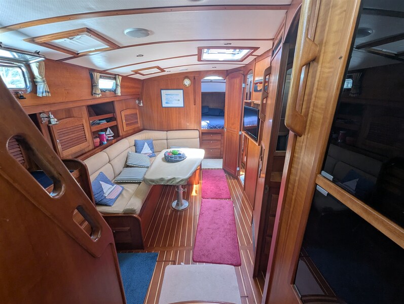Sabre 42 Express lower dinette Sabre Yachts 42' Hard Top Express