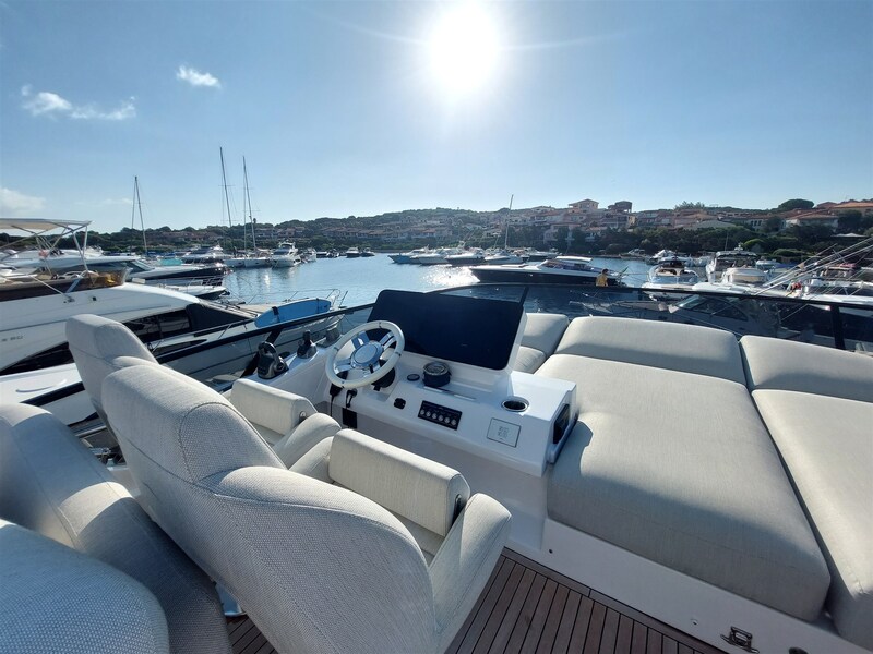 Azimut 53 Fly helm station Azimut 53 Flybridge MY 2021