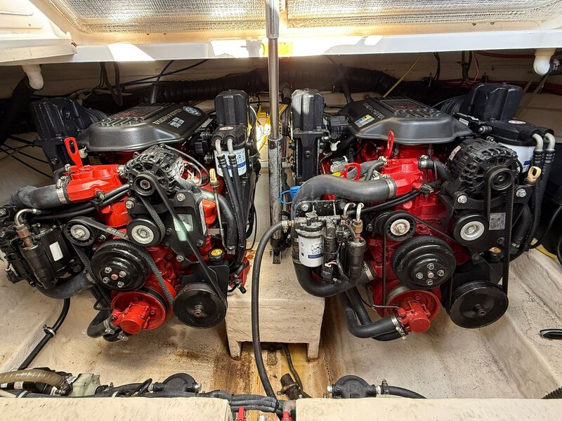 CHAPARRAL SIGNATURE 310 Engine room Chaparral SIGNATURE 310