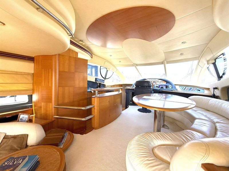 AZIMUT 55 Main Salon Azimut 55 Flybridge