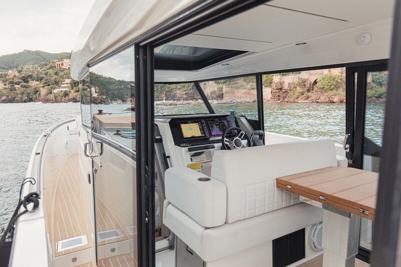 SAXDOR 340 GTWA Cockpit detail Saxdor 340 GTWA