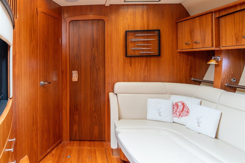 {I} Lower convertible dinette Tiara Yachts 5800 Sovran