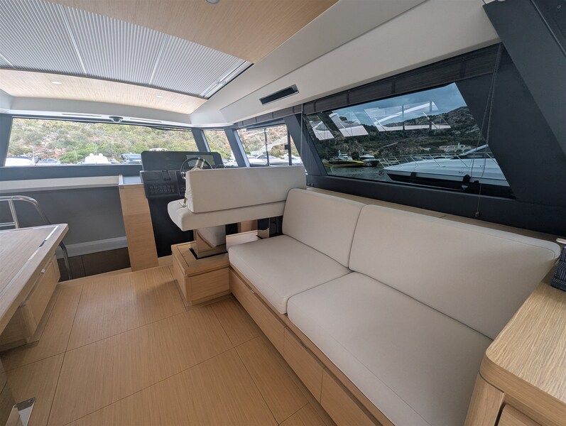 {I} Salon lounge Pardo Yachts GT 52