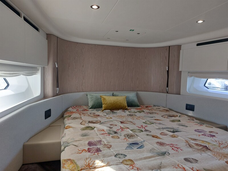 {I} Vip cabin Azimut 53 Flybridge