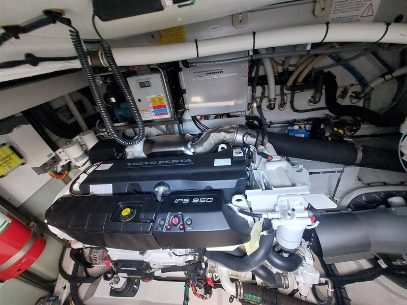 {I} Engine detail Azimut 53 Flybridge