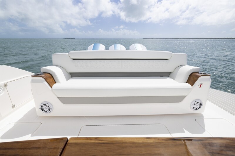 Aft lounge Tiara Yachts 46LS