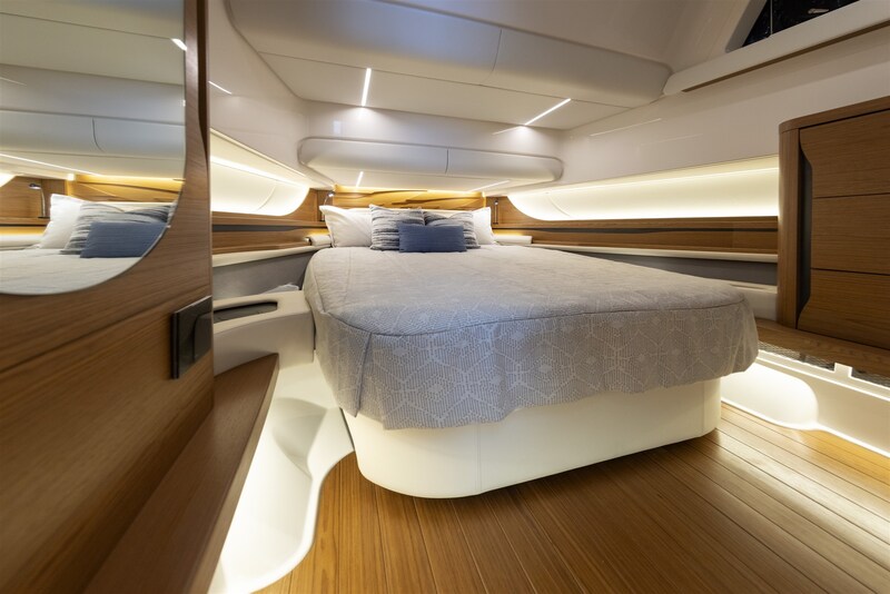 {I} Owner's cabin Tiara Yachts 46LS