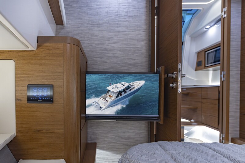 {I} Owner's cabin detail Tiara Yachts 46LS