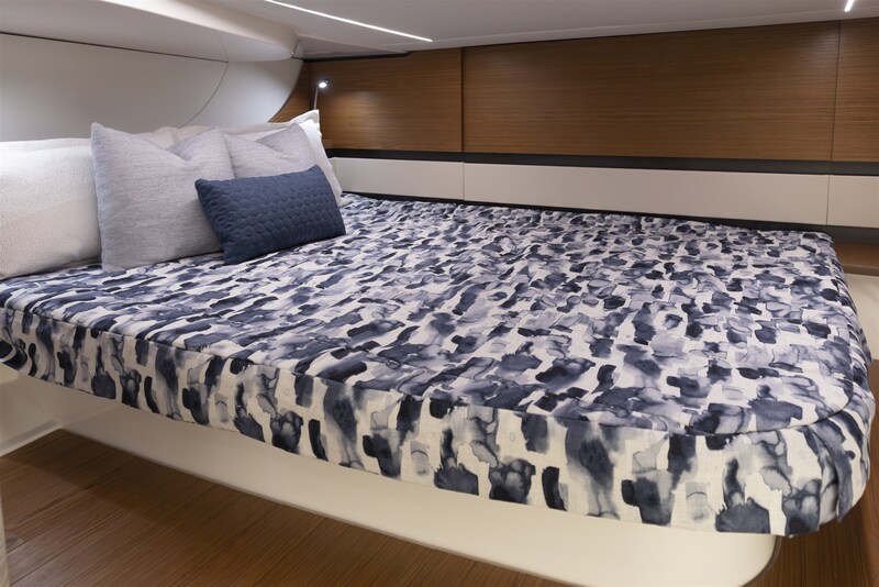{I} Guest cabin Tiara Yachts 46LS