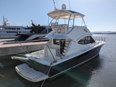 Riviera Marine 45 Flybridge