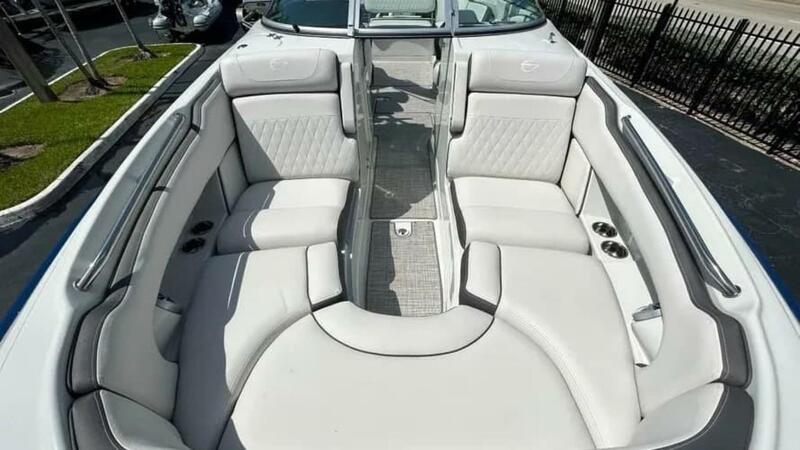  Crownline E290 XS