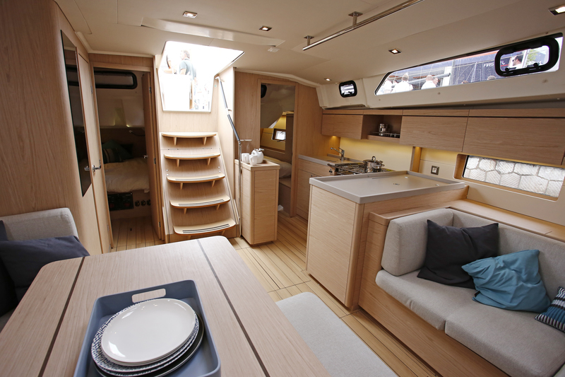 Saloon Beneteau Oceanis 46.1